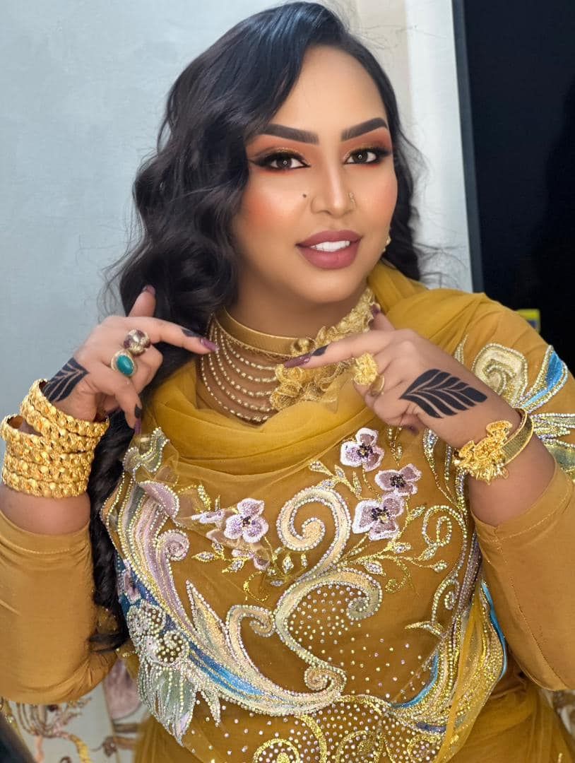 شاهد بالفيديو.. شاعر سوداني يهاجم وينتقد الفنانة هدى عربي بقصيدة قام بتأليفها والجمهور يسخر: (ظهرتي في لايف رأسي شاب أحلف قسم أحلف كتاب سقطتي من نظري أصبحتي زي بنت اللعاب)