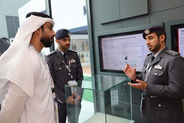 شرطة أبوظبي تعرض مختبر الابتكار التطبيقي في "آيدكس 2025"