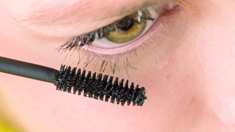 الامارات | تحذير من مادة ضارة في«سيروم» الرموش