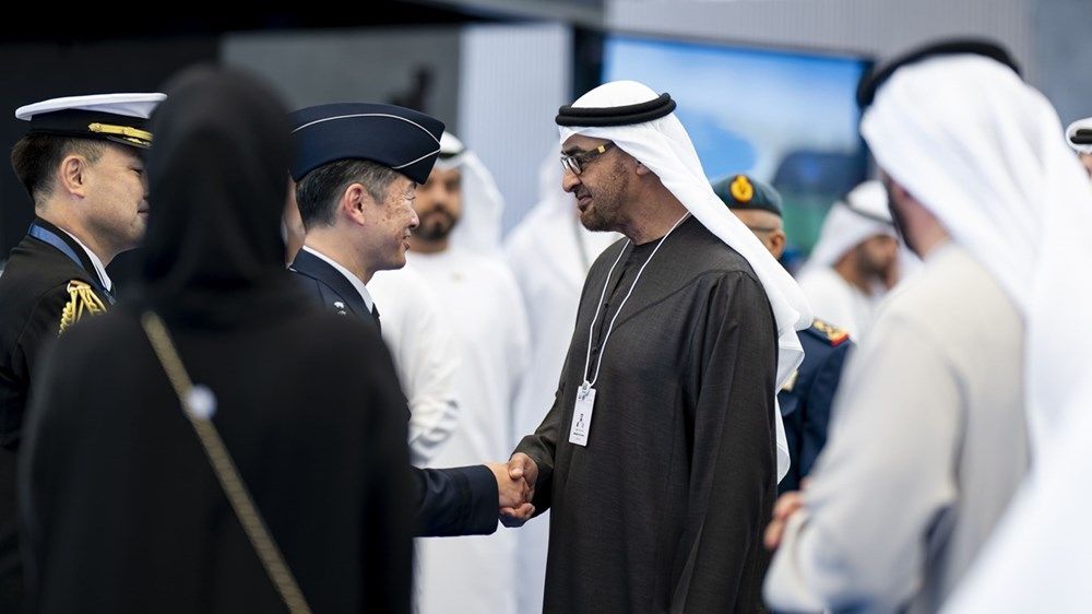 رئيس الدولة يلتقي وزير الدفاع الإيطالي ويقوم بجولة في معرض «آيدكس 2025»