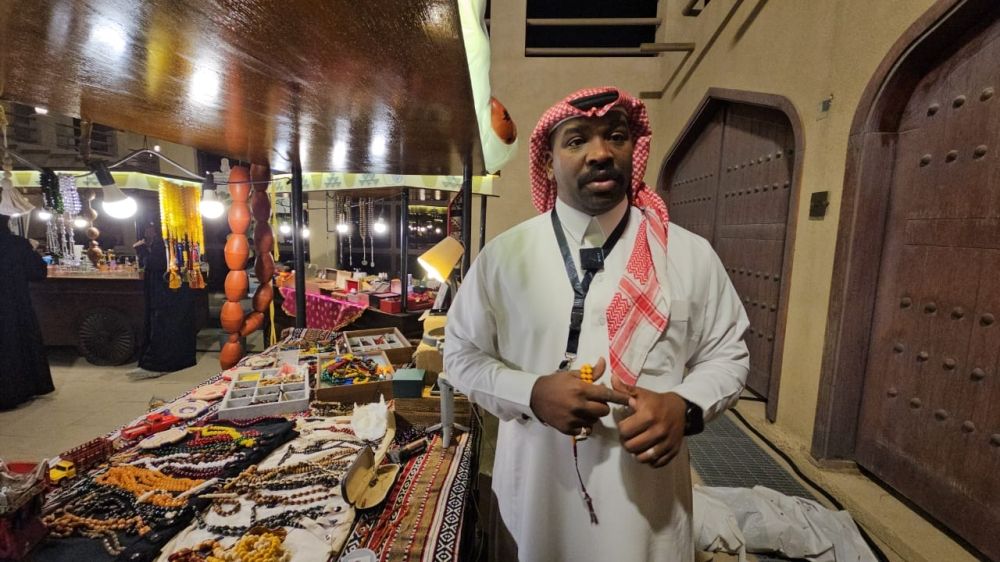 بالصور| المسابيح ”ذهب الرجال“.. حرفي يكشف أسرار المهنة