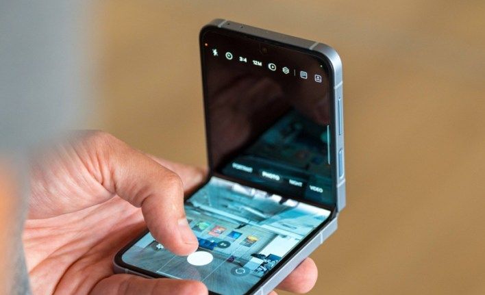 تكنولوجيا: سامسونج تلمح إلى إطلاق Galaxy Z Flip FE