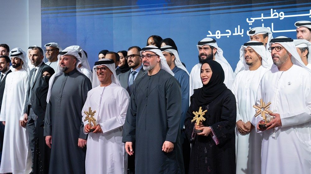 خالد بن محمد بن زايد يكرِّم الفائزين بالدورة الأولى من "جائزة أبوظبي لتجربة متعاملين بلا جهد"