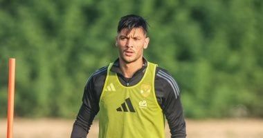 كولر يفاضل بين أشرف داري ومصطفى العش لقيادة دفاع الأهلي بقمة الدوري