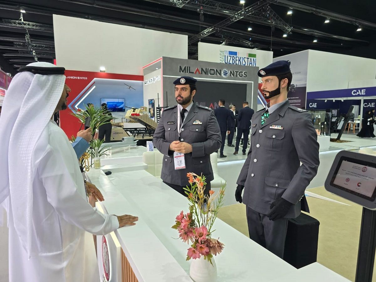 الامارات | "روبوت شرطي" يحذر السائقين من المخالفات والحوادث ودورية مستقبلية ذاتية القيادة وذكية تضم غرفة احتجاز