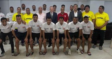سفير مصر في عمان يلتقي بعثة منتخب الهوكى.. صور