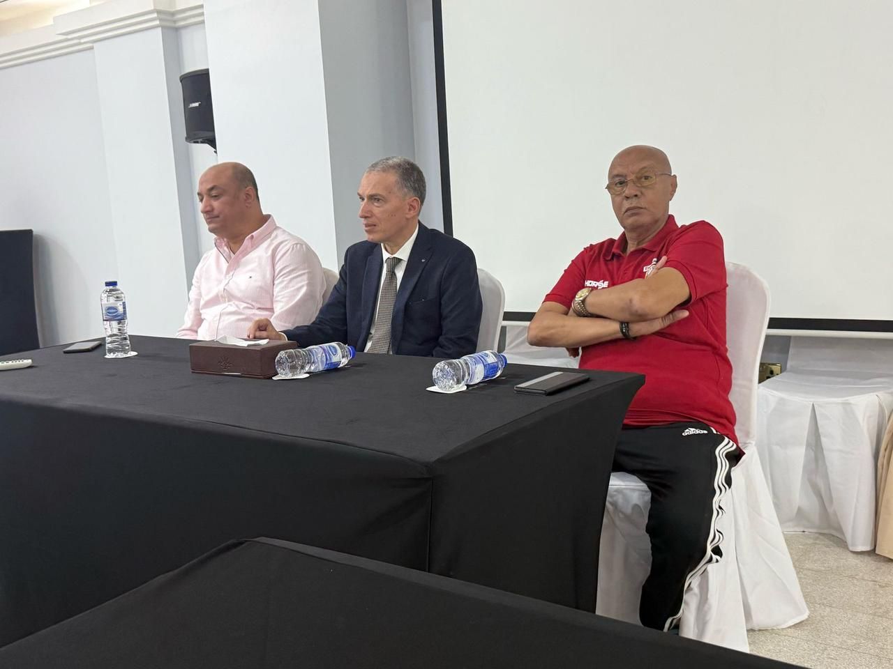 سفير مصر في عمان يلتقي بعثة منتخب الهوكى.. صور