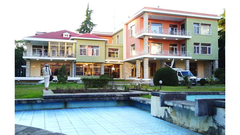 الامارات | فيلا ديكتاتور ألباني تفتح أبوابها للفن