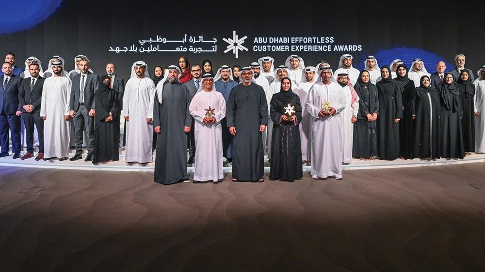 خالد بن محمد بن زايد يكرِّم الفائزين بالدورة الأولى من "جائزة أبوظبي لتجربة متعاملين بلا جهد"