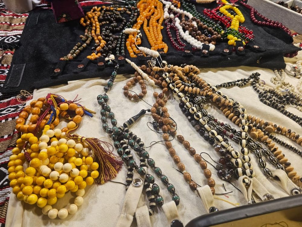 بالصور| المسابيح ”ذهب الرجال“.. حرفي يكشف أسرار المهنة