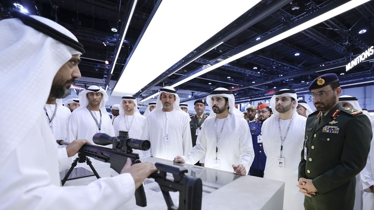 حمدان بن محمد يطّلع على أحدث التقنيات الدفاعية خلال زيارته معرض "آيدكس 2025"