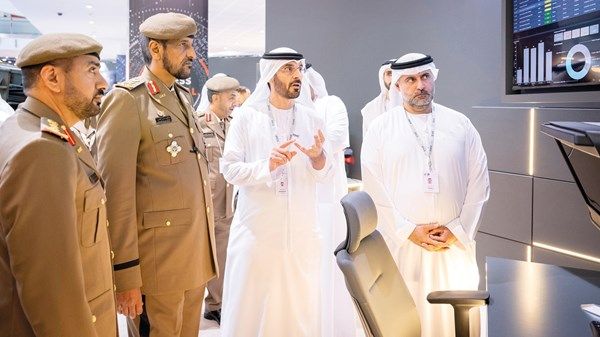 قائد الحرس الوطني يقوم بجولة في «آيدكس 2025»