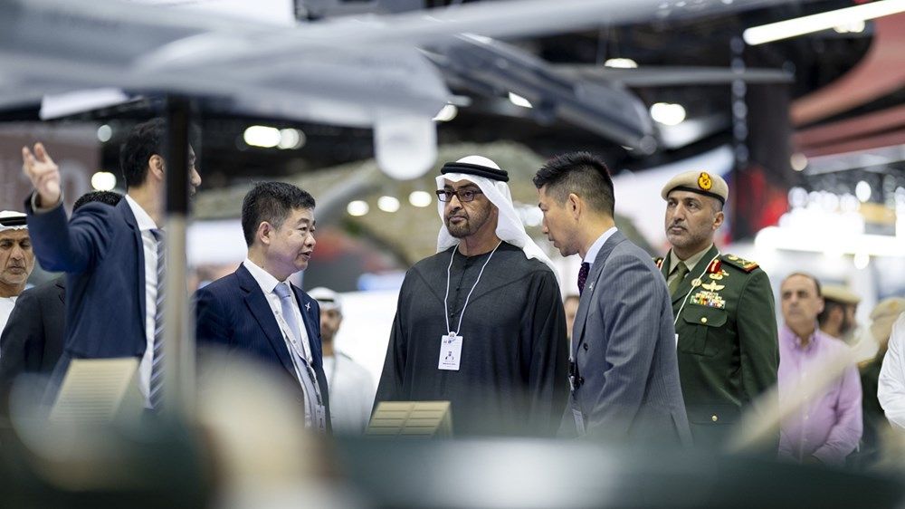 رئيس الدولة يلتقي وزير الدفاع الإيطالي ويقوم بجولة في معرض «آيدكس 2025»