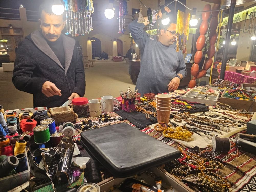 بالصور| المسابيح ”ذهب الرجال“.. حرفي يكشف أسرار المهنة