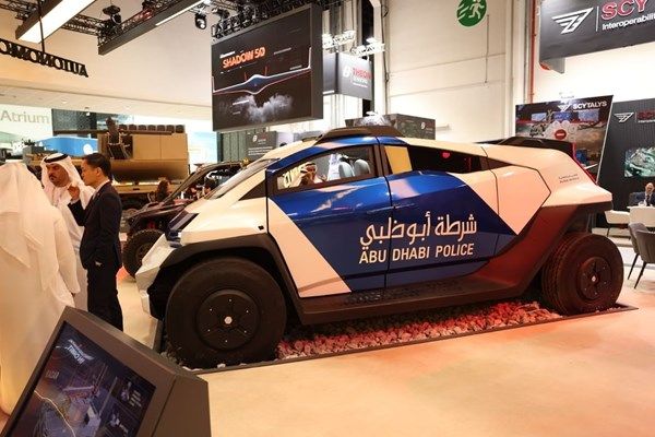 شرطة أبوظبي تعرض مركبة الدورية المستقبلية ذاتية القيادة و آلية نمر خلال "آيدكس"