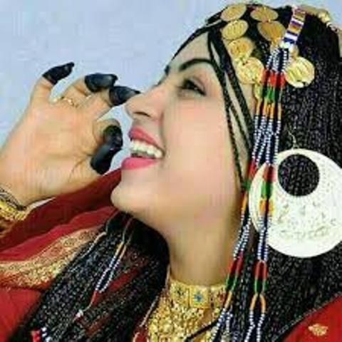 شاهد بالفيديو.. سيدة سودانية تفوز بهاتف “آيفون” بمول بالخليج ومواطناتها يفرحن من أجلها ويطلق الزغاريد في كل مكان