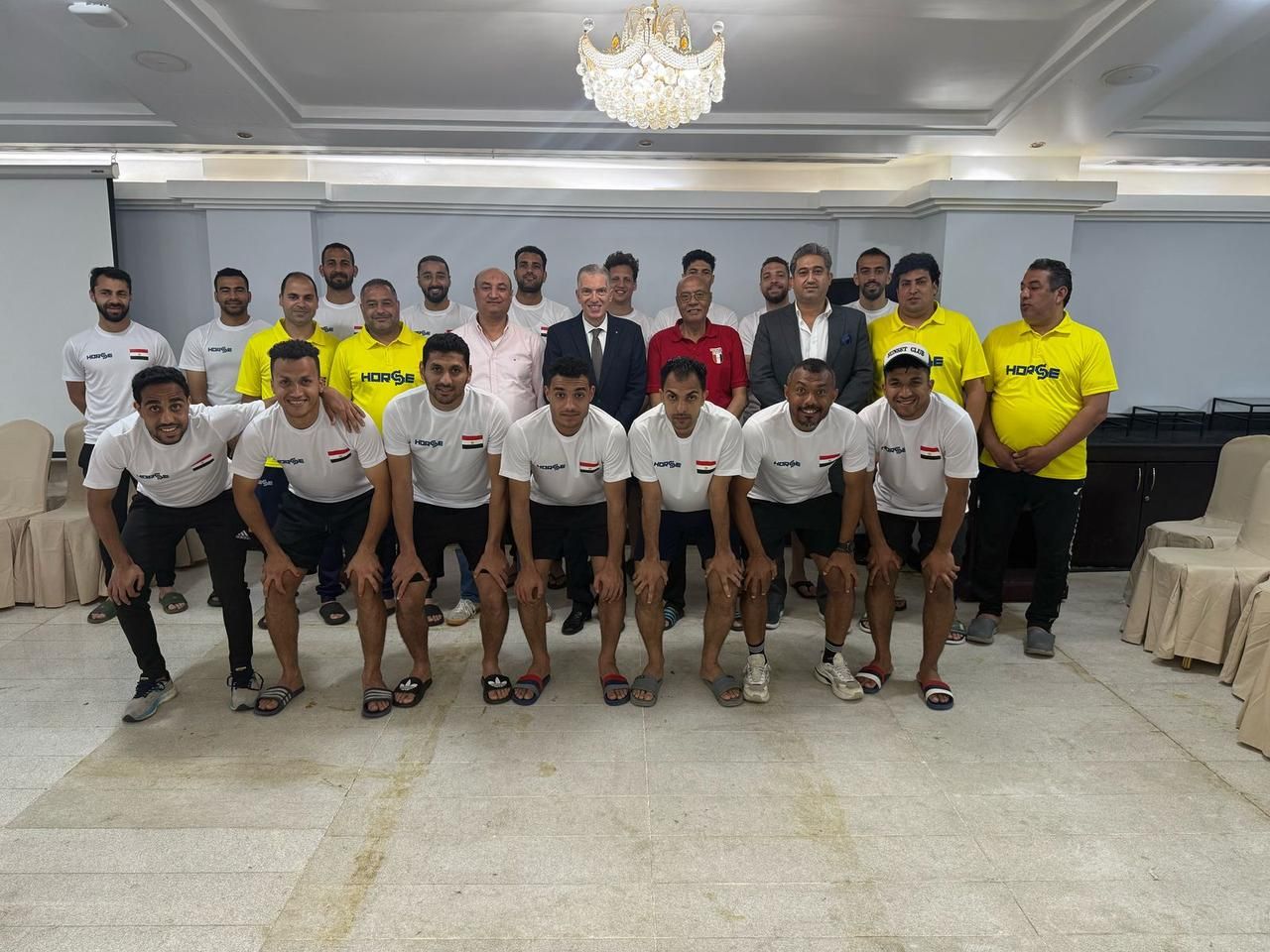 سفير مصر في عمان يلتقي بعثة منتخب الهوكى.. صور