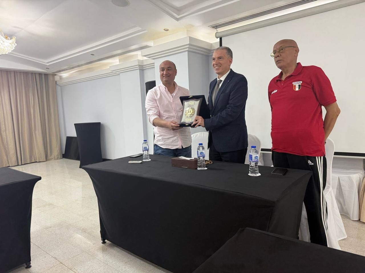 سفير مصر في عمان يلتقي بعثة منتخب الهوكى.. صور