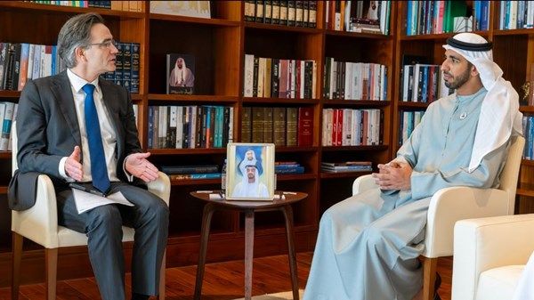 شخبوط بن نهيان يستقبل الأمين العام لوزارة خارجية مملكة هولندا