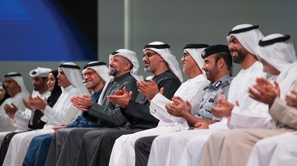 خالد بن محمد بن زايد يكرِّم الفائزين بالدورة الأولى من "جائزة أبوظبي لتجربة متعاملين بلا جهد"