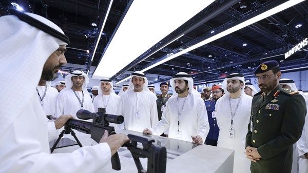حمدان بن محمد يطّلع على أحدث التقنيات الدفاعية خلال زيارته معرض "آيدكس 2025"