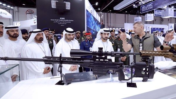 حمدان بن محمد يزور معرض آيدكس 2025