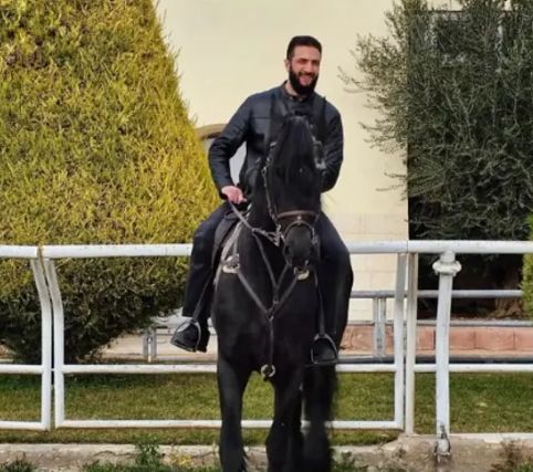 بجينز وسترة جلد.. الرئيس السورى على حصان أسود.. صور