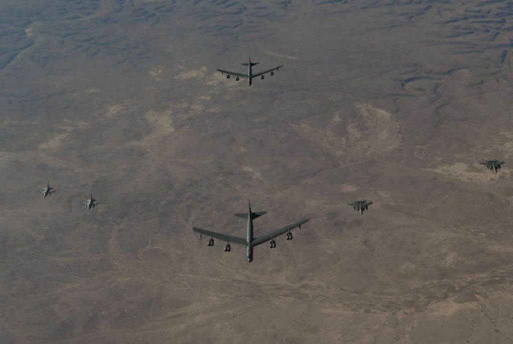 القيادة المركزية الأمريكية تعلن تنفيذ ضربات جوية بطائرات من طراز "B-52" على عدد من الدول العربية والمنطقة