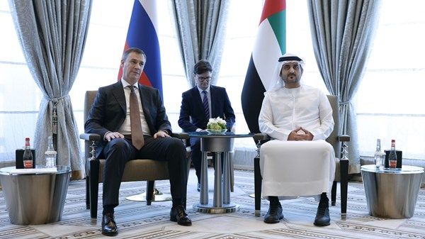 مكتوم بن محمد يستقبل نائب رئيس الوزراء الروسي