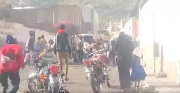 مليء بالركاب...حادث مروع لباص اثناء نزوله من جبل صبر بتعز "فيديو"