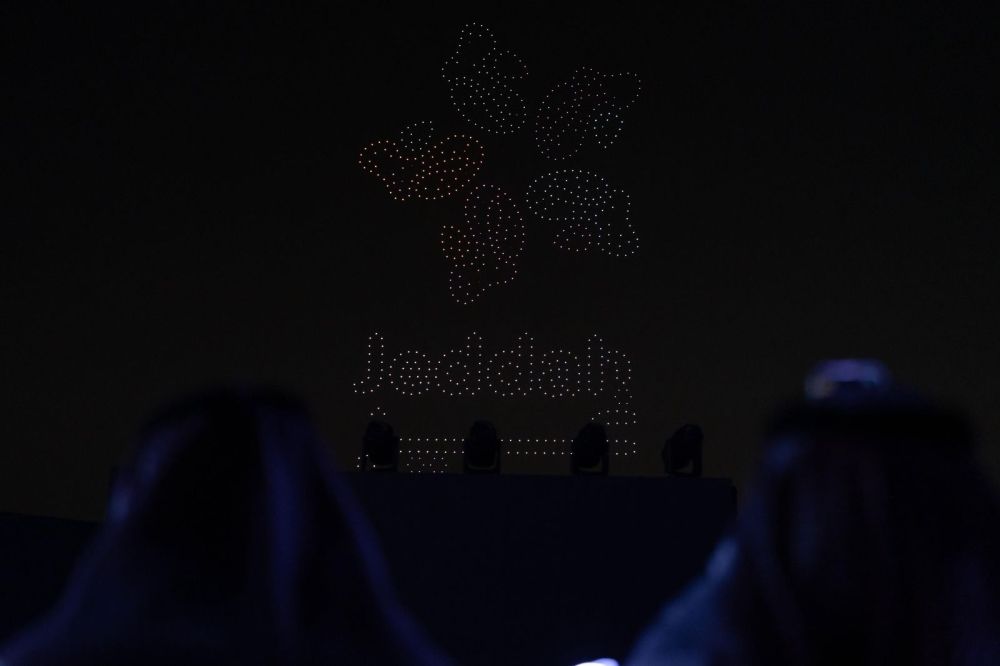 شاهد| بعروض الدرونز.. تدشين الهوية الجديدة لموسم جدة