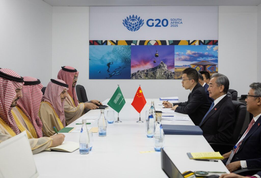 السعودية | وزير الخارجية ووزير الخارجية الصيني يناقشان تكثيف التنسيق الثنائي ومتعدد الأطراف في العديد من القضايا