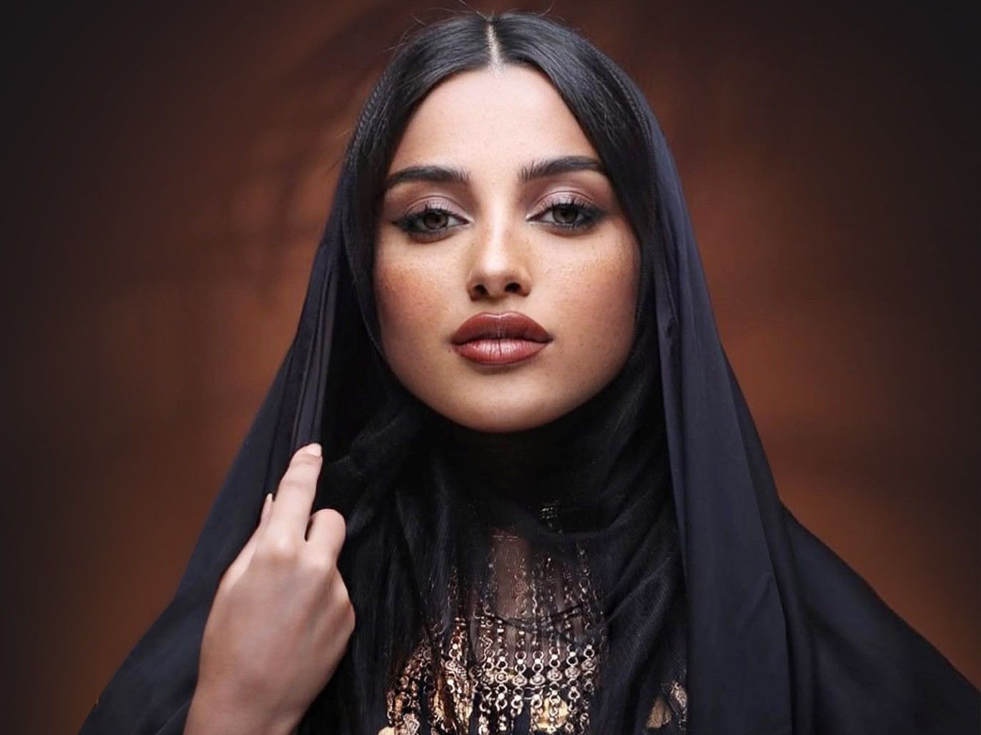 4 طرق لتطبيق مكياج يوم التأسيس السعودي من وحي أشهر خبيرات التجميل