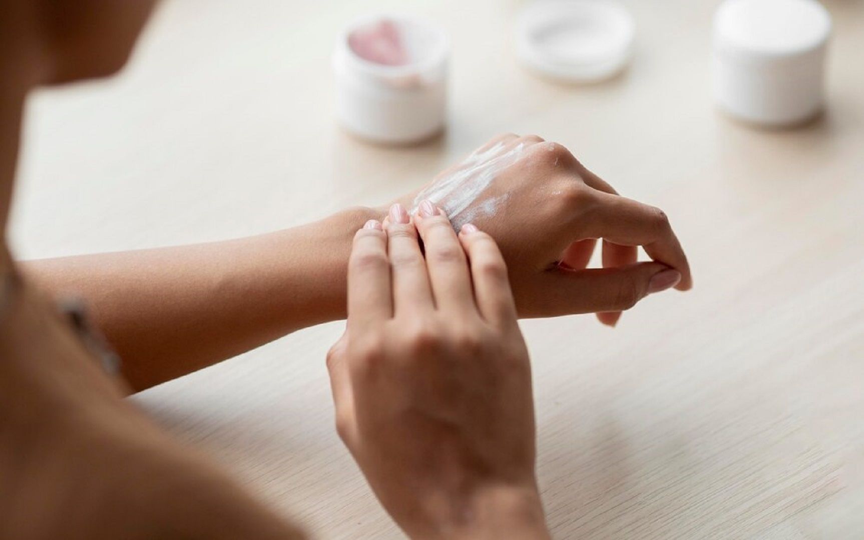 دلكة النشا لجسم ناصع البياض قبل الزفاف.. سر الجمال الطبيعي للعروس