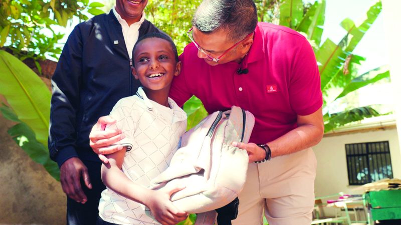 الامارات | «طيران الإمارات» تتبرع بـ 1300 حقيبة معاد تدويرها من الطائرات للأطفال في إفريقيا