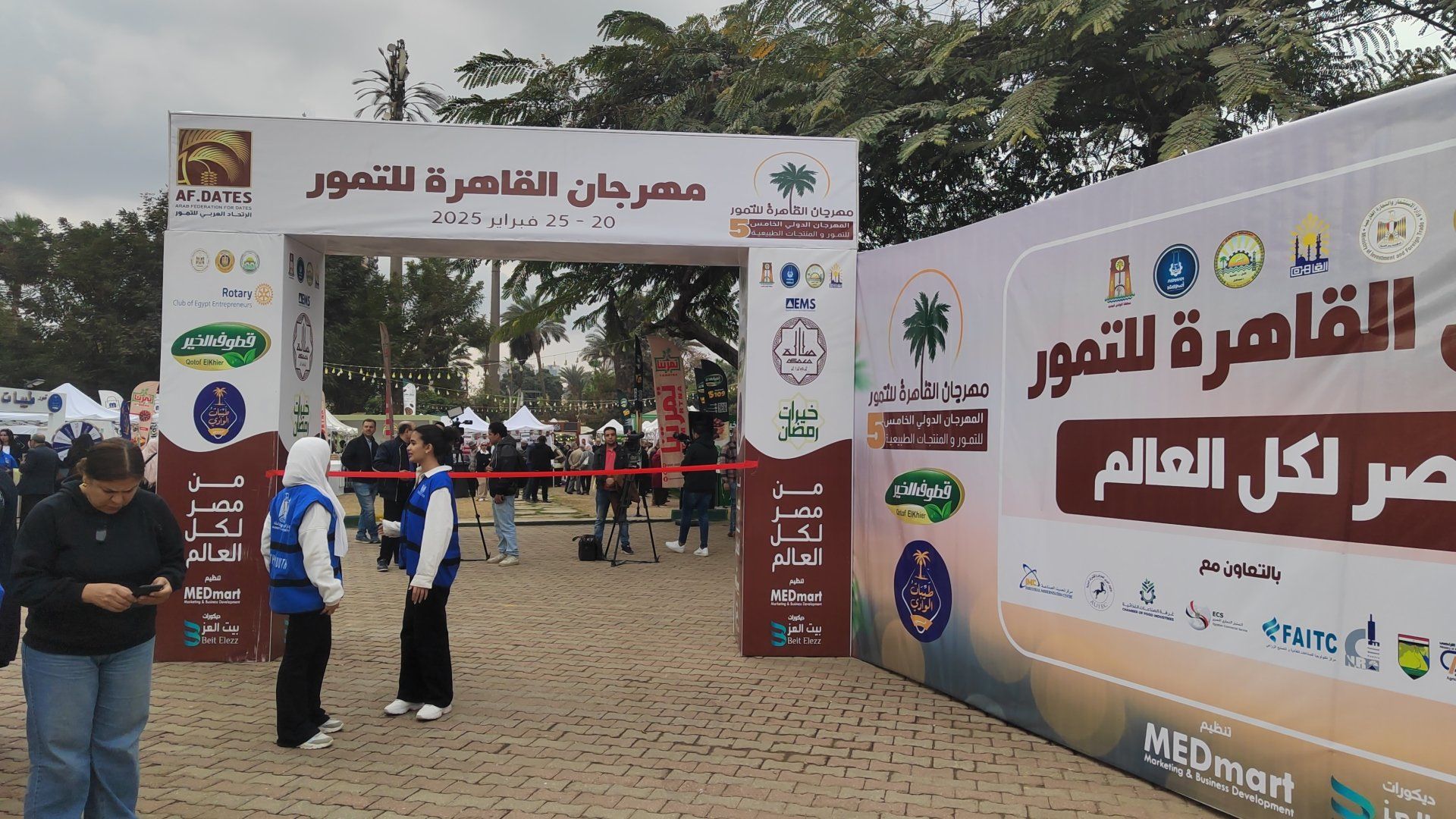 إقبال كبير على مهرجان التمور بالقاهرة قبل افتتاحه.. صور