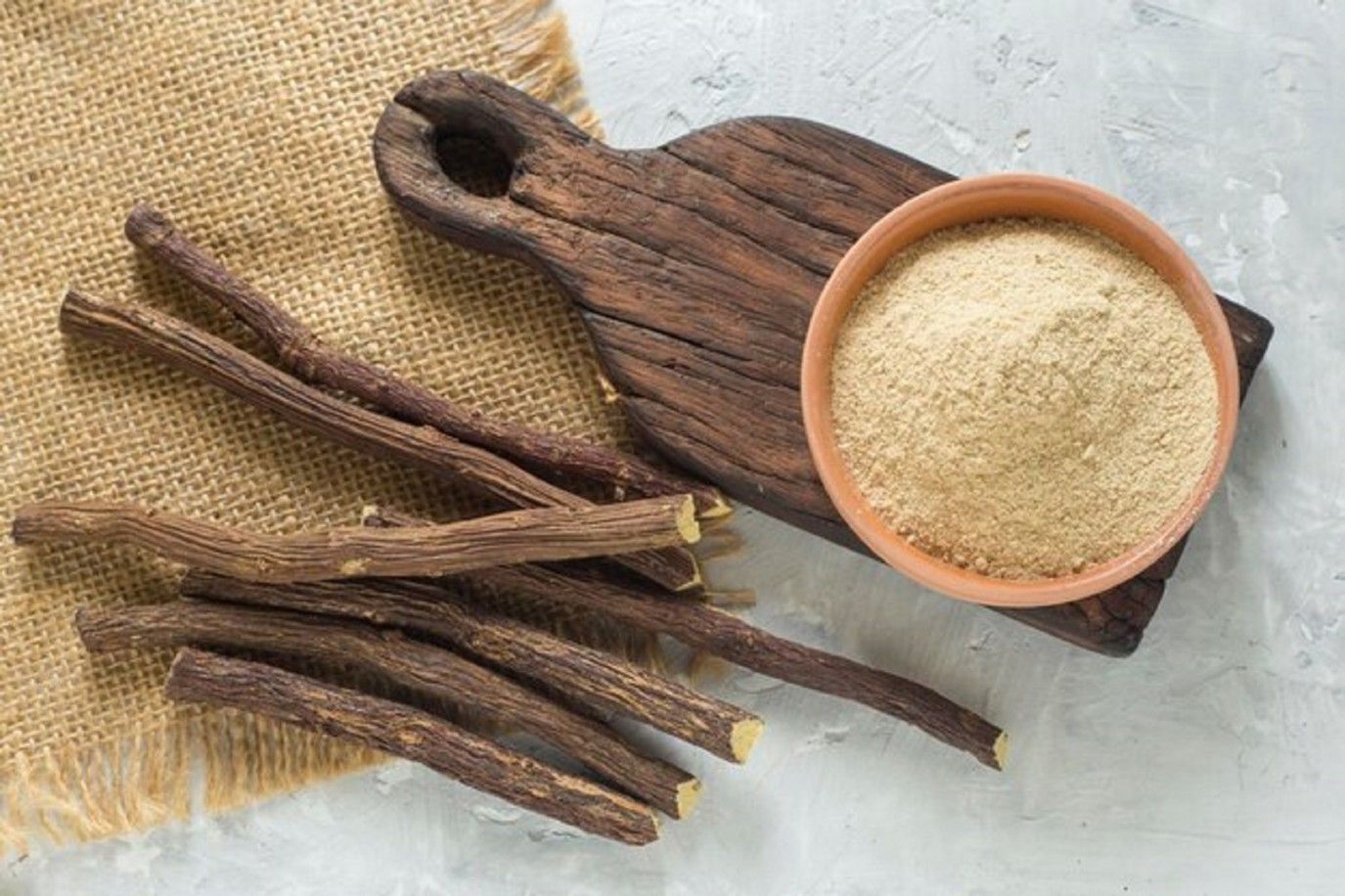 تجربتي مع عرق السوس للتبييض.. صديق الجمال الطبيعي لتفتيح البشرة