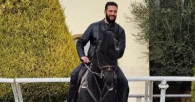 بجينز وسترة جلد.. الرئيس السورى على حصان أسود.. صور