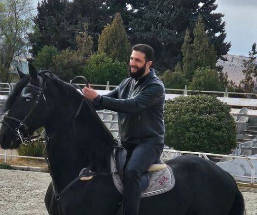 بجينز وسترة جلد.. الرئيس السورى على حصان أسود.. صور