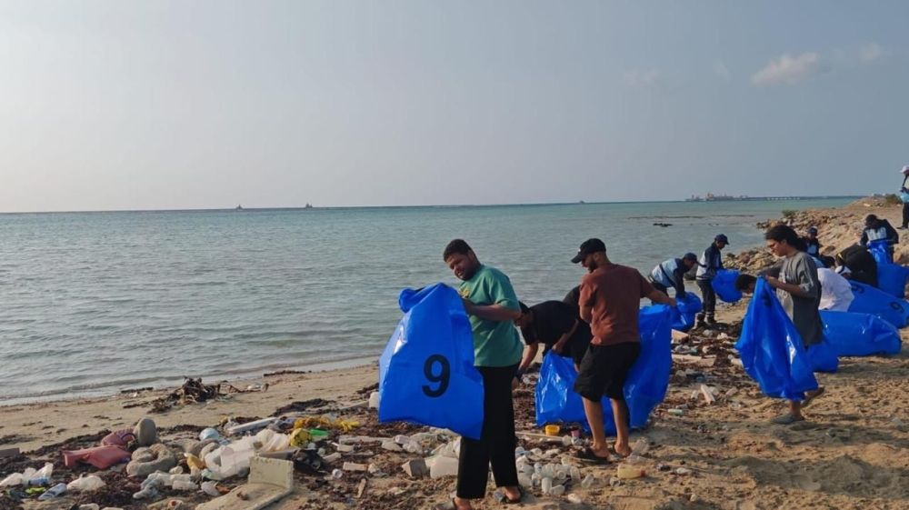 جدة.. حملة مُكثفة لإزالة مُخلفات شاطئ السيف بالصروم