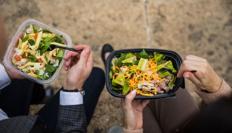 إحذر.. تناول الطعام من العبوات البلاستيكية يهدد حياتك