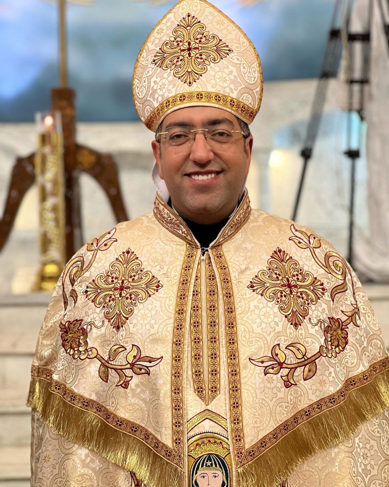 البابا تواضروس الثانى يرسم 3 كهنة على مذبح كنيسة القديسة العذراء مريم بأرض الجولف