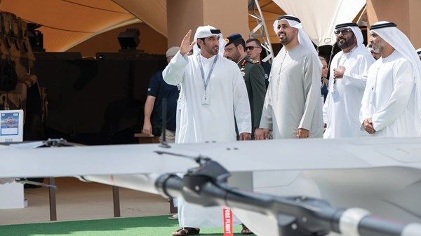 ذياب بن محمد بن زايد يزور معرض «آيدكس» 2025