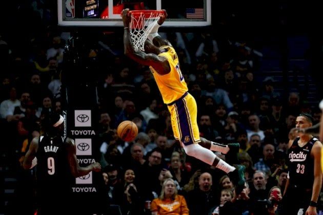 دوري "أن بي ايه": فوز كبير لبوسطن سلتيكس على سيكسرز و40 نقطة لجيمس في سلة بلايزرز