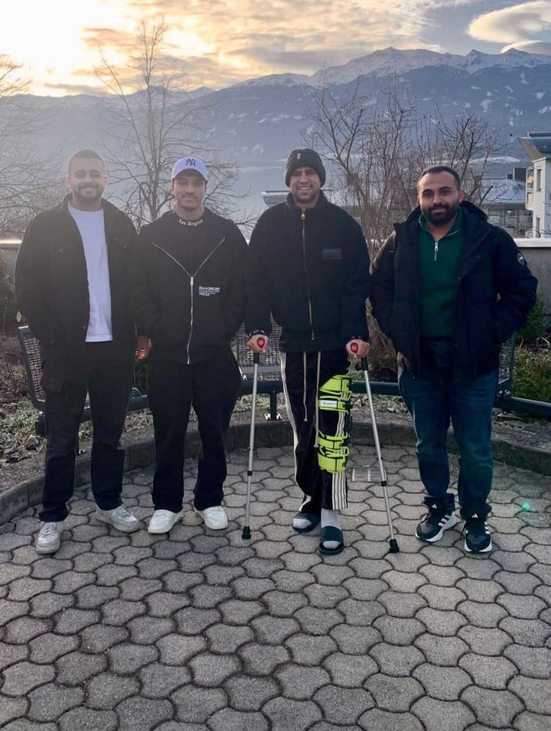 أول ظهور لـ رضا سليم بالعكاز بعد إجراء جراحة غضروف الركبة فى النمسا