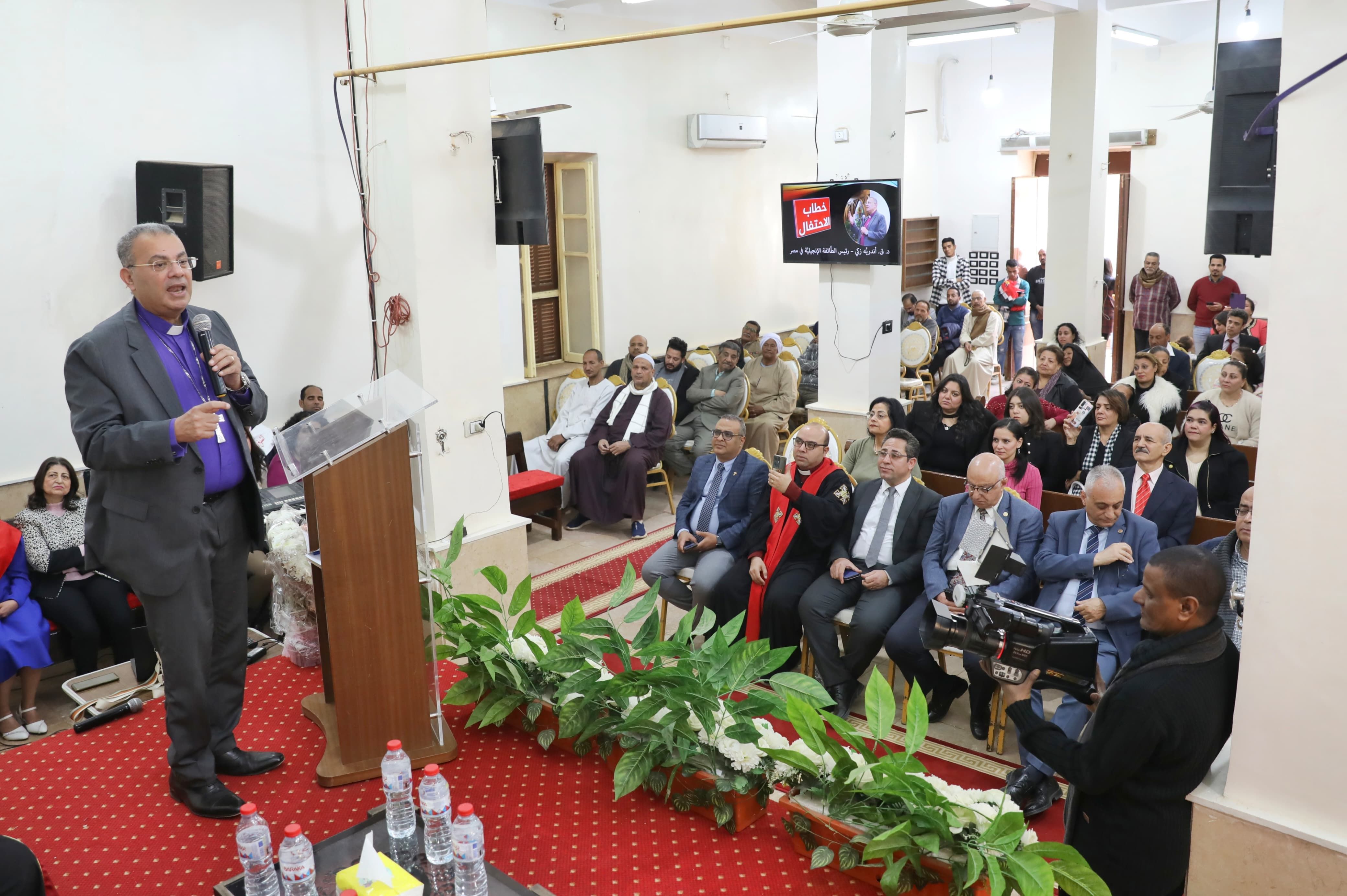 أندريه زكى يشهد الاحتفال برسامة شيوخ وشمامسة جددا بالكنيسة الإنجيلية فى إدفو