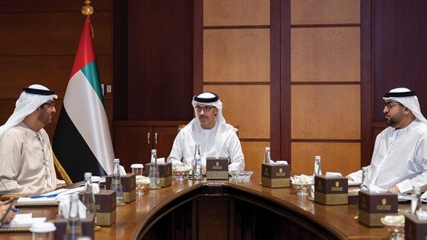 هزاع بن زايد يستقبل وفداً من وزارة الصناعة والتكنولوجيا المتقدمة و"أدنوك"