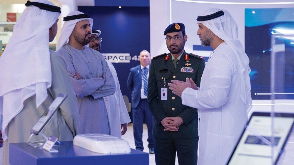 ذياب بن محمد بن زايد يزور معرض «آيدكس» 2025