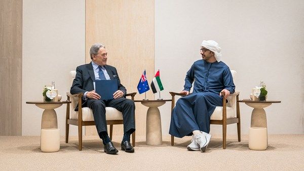 عبدالله بن زايد يبحث مع نائب رئيس الوزراء وزير الخارجية النيوزيلندي تعزيز التعاون والشراكة