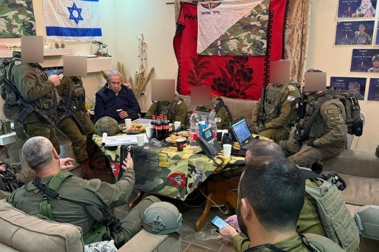 نتنياهو يستفز الفلسطينيين ويتفقد قوات الاحتلال في طولكرم.. صورة